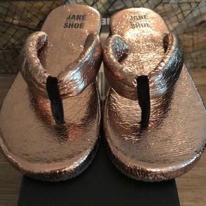 New in box Jane & the Shoe Jaimie Flip Flop, Sz 6